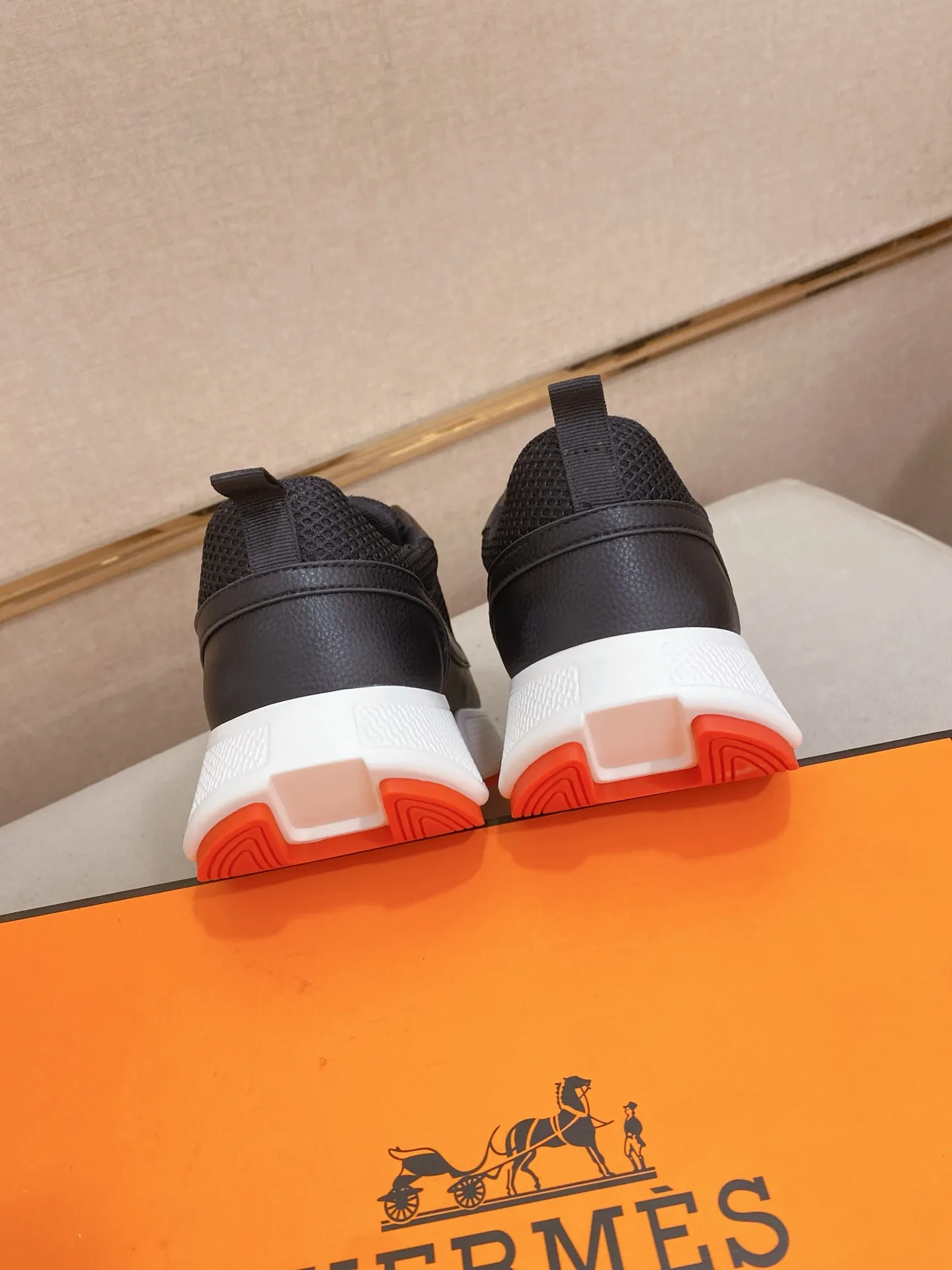 Men's clothing and shoes💰: 462💰《HERMES》【Classic Original Version】Hermès; Top 🔝 Purchasing Agency 🔍🔍Men's latest 🇺🇸 counters are on sale simultaneously, imported from Italy original ▲▲cowhide ▲▲ (high-end, extravagant and classy) ) Exquisite workmanship (Italian 🇮🇹 imported water-dyed 🐂 cowhide lining) sole: original sole provided by the original factory, ⚠️exclusive double-layer activity·TPR·rubber·combined molded outsole; super comfortable·wear-resistant·non-slip·environmental protection The real thing is more beautiful if you take the real thing (high quality, follow the order). You can enter and exit the counter at will * Number of yards: 38-44 (45 can be customized and cannot be returned or exchanged)